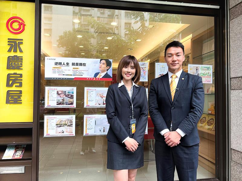 「辣妻」主播何橞瑢(圖左)到台灣第一房仲品牌「永慶房屋」擔任一日房仲經紀人，親身體驗誠實才是房仲的最高原則！(永慶房屋提供)