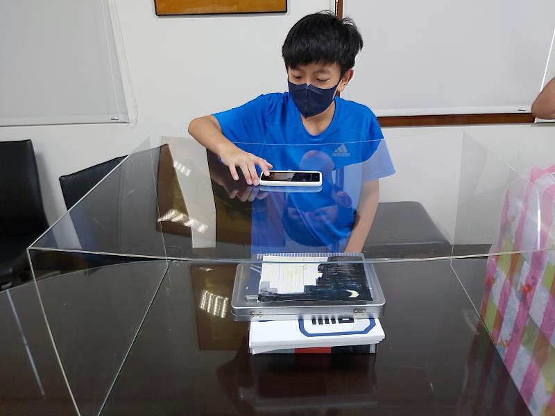 學生以壓克力罩調整動畫角度