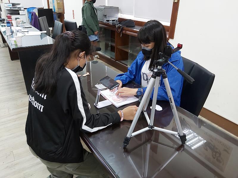 學生以手機APP拍攝定格動畫
