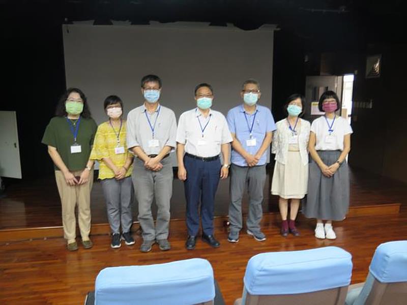 南臺科技大學舉辦「2022素養導向與跨域教學實踐學術暨教學研討會」，邀請彰化師範大學輔導與諮商系羅家玲教授(右二)、高雄科技大學基礎教育中心陳鍾琇助理教授（左一）擔任第三場次評論人並與主持人南華大學哲學與生命教育系謝青龍教授（右五）及發表人大合影。