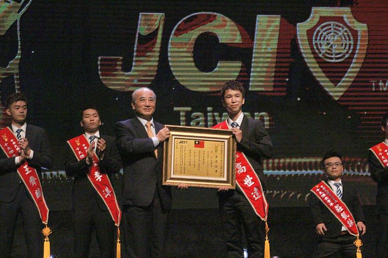 立法院前院長王金平頒發第60屆十大傑出青年獎狀給景文科大餐飲系高世達老師。