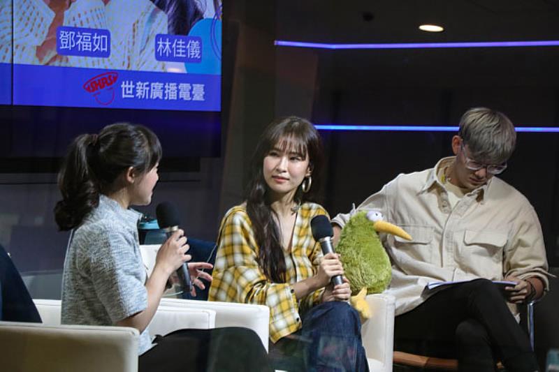 療癒女聲鄧福如接受母校世新專訪!對影音播客直播間大感驚艷 | 中央社訊息平台
