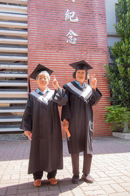 85歲的葉阿嬤(左)來嘉藥圓夢當一日大學生