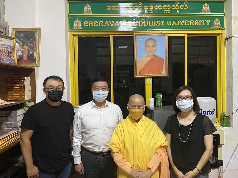 駐緬甸代表李朝成與臺灣畫家郭正宏會晤Chekavati佛教大學校長Dr. Chekavati。