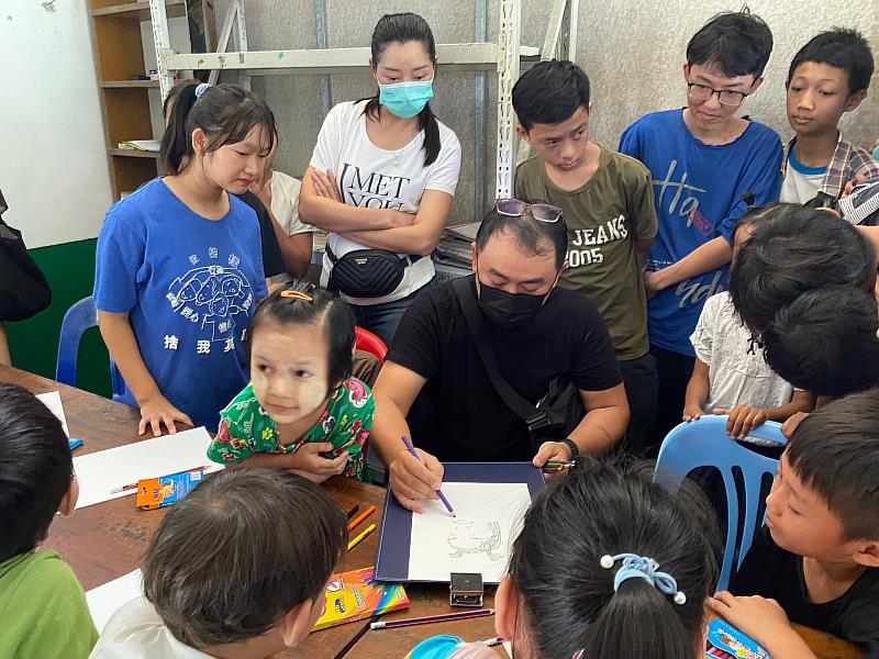 臺灣畫家郭正宏在仰光仁愛育幼院教學活動。