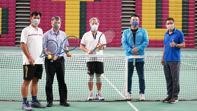 圖說二：開球儀式(朱元祥董事長/中、劉中興顧問/右二、陳清燿校長/左二、許龍池主任/右一、羅志勇老師/左一)