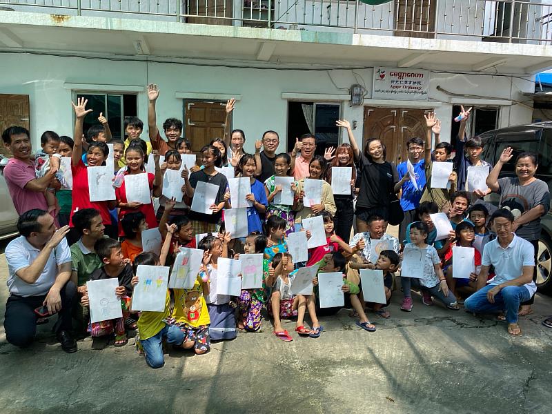 緬甸仁愛育幼院(Agape Charity Children Center)院童持畫作與畫家郭正宏、駐緬甸代表處李朝成大使、愛緬基金會趙德仁執行長等 合照