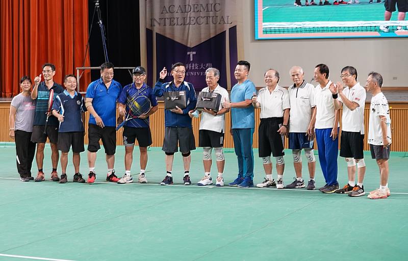 圖說五：興奮地參加頒獎儀式