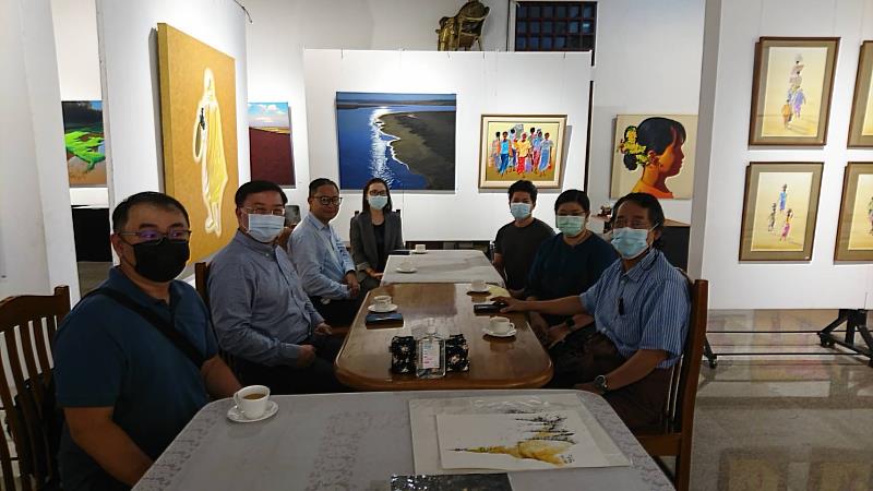 駐緬甸代表李朝成陪同臺灣畫家郭正宏會晤緬甸知名畫家、New Treasury 畫廊創辦人Min Wae Aung。