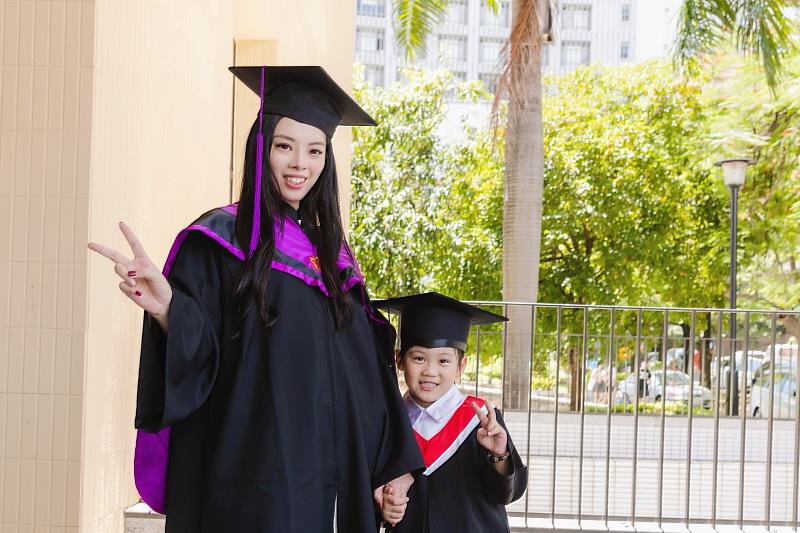 曾旭維(左)與大班畢業的女兒穿學士服合影留念