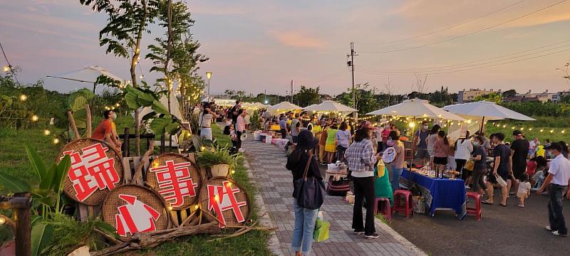 「歸心事件．美好食光」河堤市集在歸仁媽廟大昌橋河堤舉辦，吸引近千人到訪