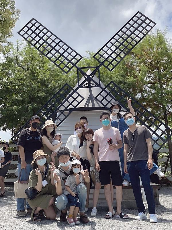 永慶重視團隊合作文化，經紀人拚業績不用單打獨鬥，培養出高偉傑(右一)與同事間的好感情，成為彼此拚戰進步的最佳夥伴！圖/永慶房屋提供