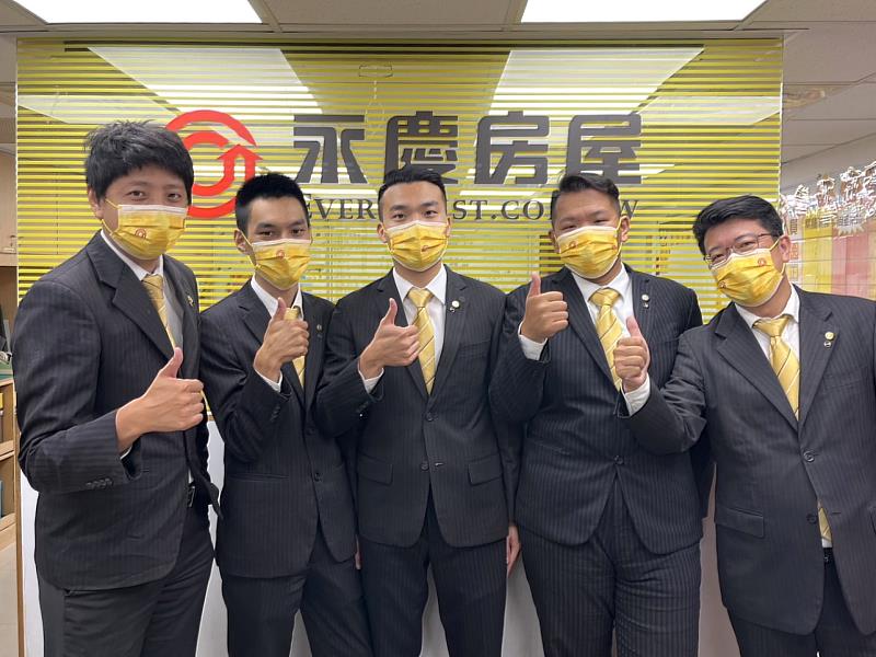 「選對公司很重要！」高偉傑(右三)認為，在永慶當房仲不難，只要跟著公司的培訓步調，人人都能成為百萬年薪的超級經紀人。圖/永慶房屋提供