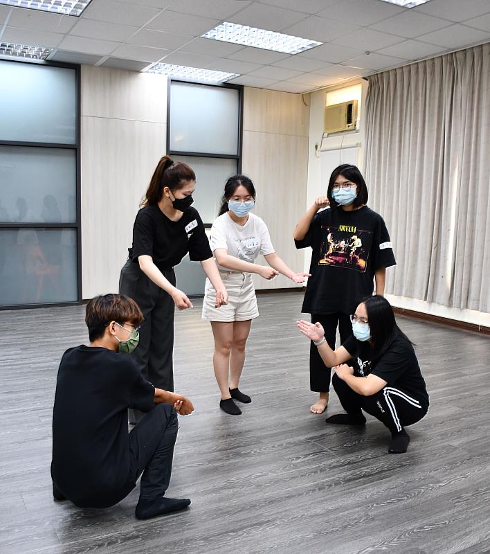 南華大學文學系舉辦戲劇工作坊，學員發揮想像力練習如何表演。