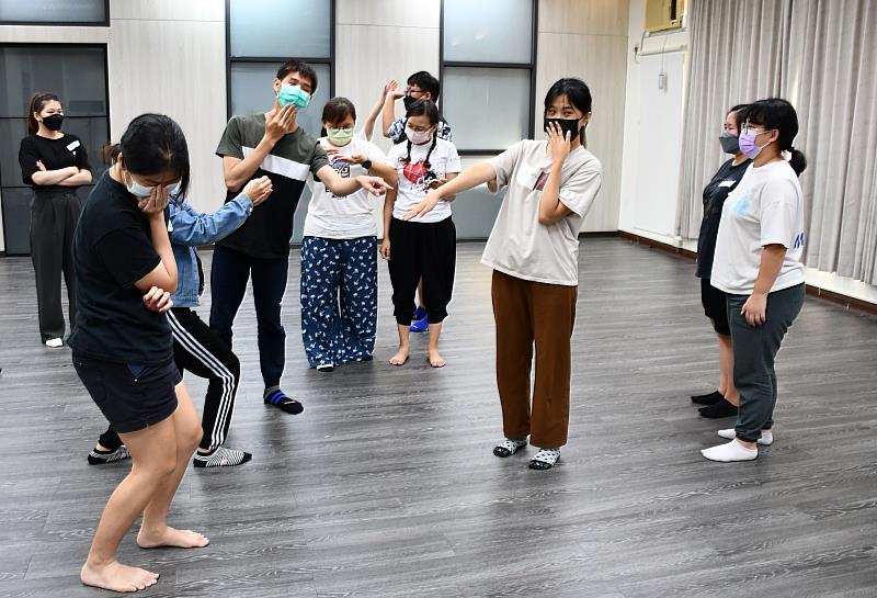 南華大學文學系舉辦戲劇工作坊，學員進行表演練習。