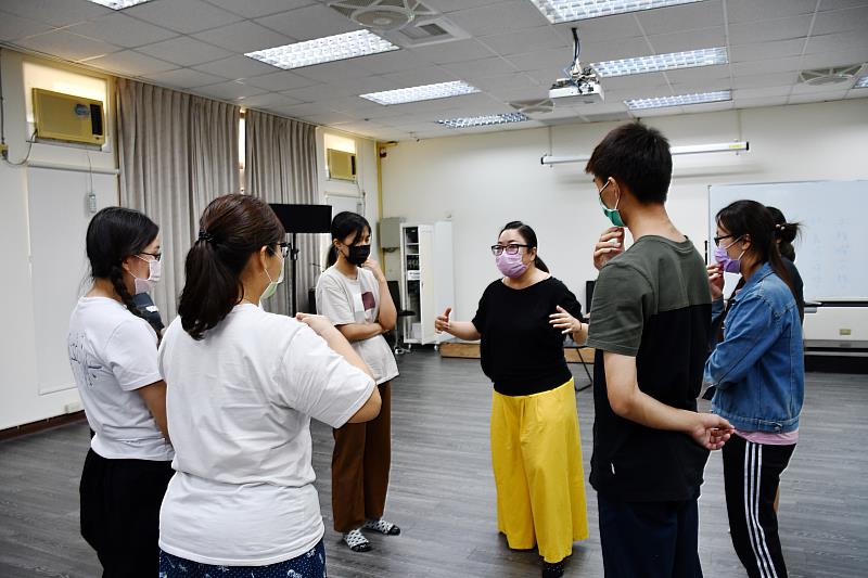 南華大學文學系舉辦戲劇工作坊，邀請表演藝術家呂曼茵老師蒞臨指導。