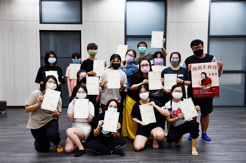 南華大學文學系舉辦戲劇工作坊，學員結業大合照。