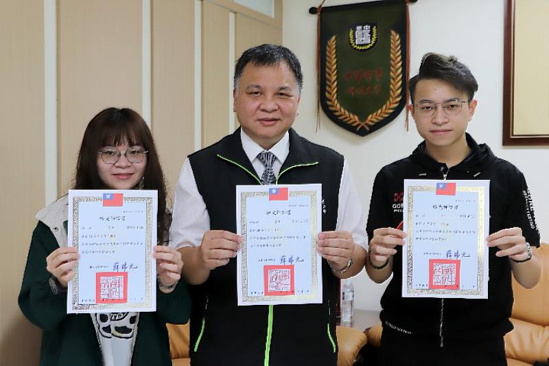 中華醫大校長孫逸民（右二）分享傑出校友吳浩銘（左二）及雙胞胎兒女吳鍇、吳婕同時上榜驗光師一門三傑的榮光