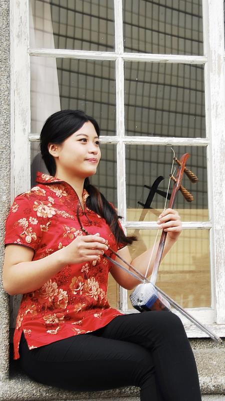 年輕學員沈詩珊向吳明生藝師學藝(京二胡)，找回傳統京胡「老味兒」