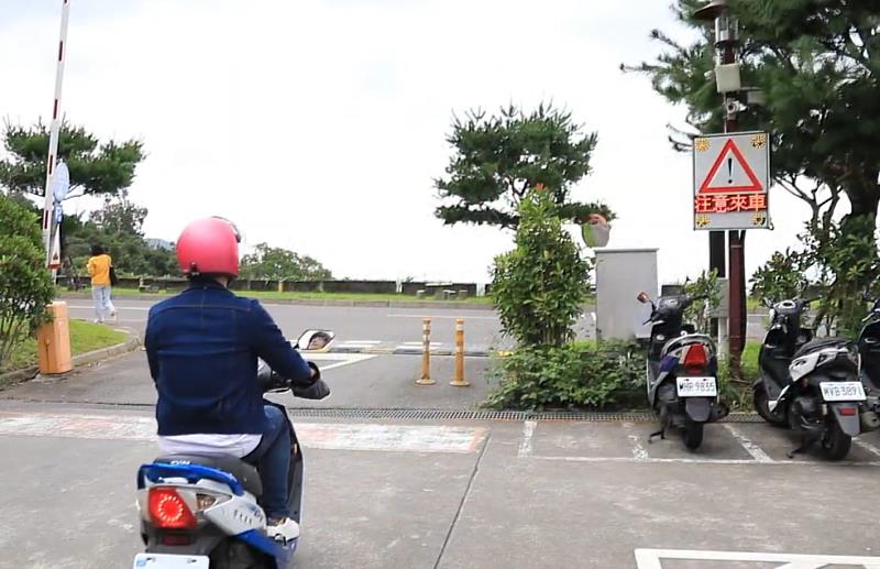 資策會軟體院整合車輛、路側及雲端系統，研發智慧道路安全警示系統，圖為行車時路側安全警告示意圖。