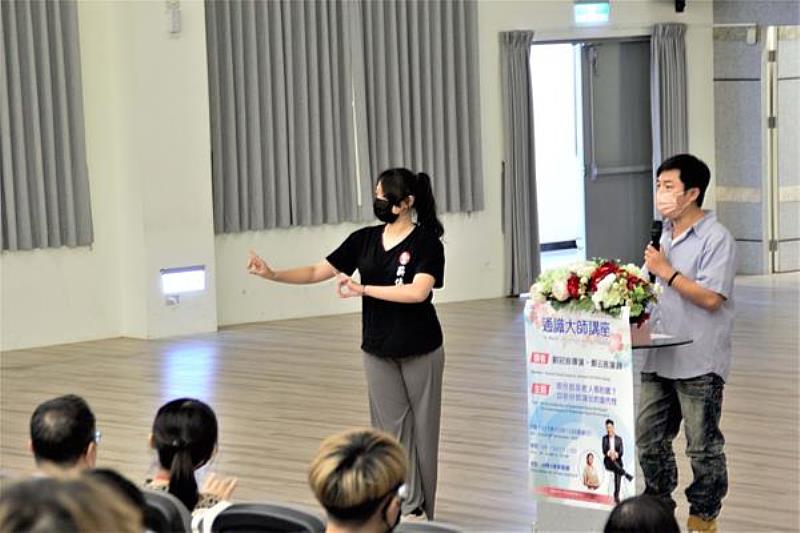 南臺科大通識教育大師講座邀請劉冠良導演分享「歌仔戲是老人看的嗎？談歌仔戲演出的當代性」之講座情形。