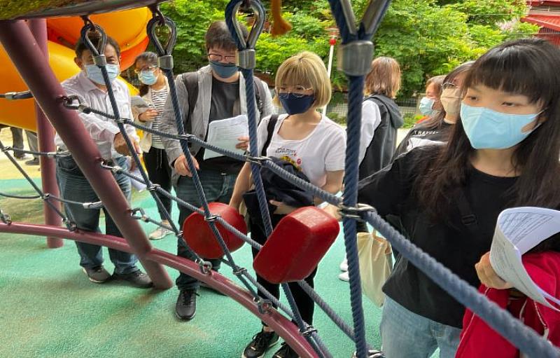 校外參訪能讓學生提早認知就業市場的需求與發展。