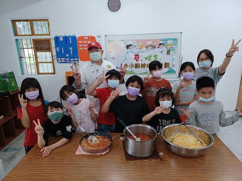 老師與書屋的孩子完成西式肉醬義大利麵製作(愛希望兒童關懷發展協會)