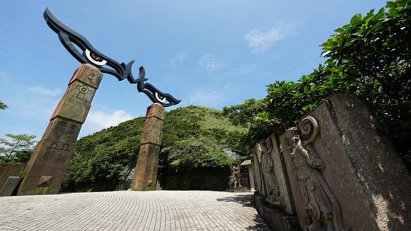 圖說4. 生態營讓青年們在靈鷲山的勝景下淨化心靈，透過自然的洗禮，體會生態的生命成長、依存與共生關係。(圖片提供/靈鷲山佛教教團)