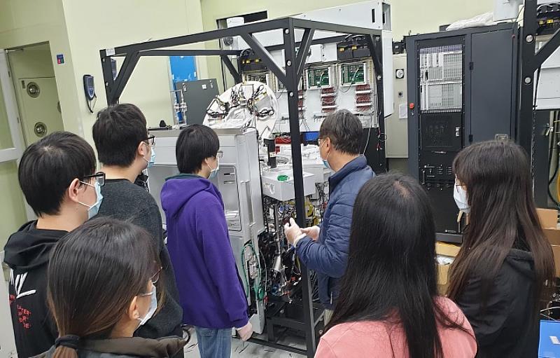 企業職場體驗與校外授課，期望能幫助學生畢業後順利銜接職場。
