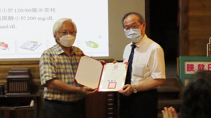 南華大學現代華佗大林開講，南華大學兼任講座教授陳明璋(左)代表學校致贈感謝狀予鄭建興主任(右)。