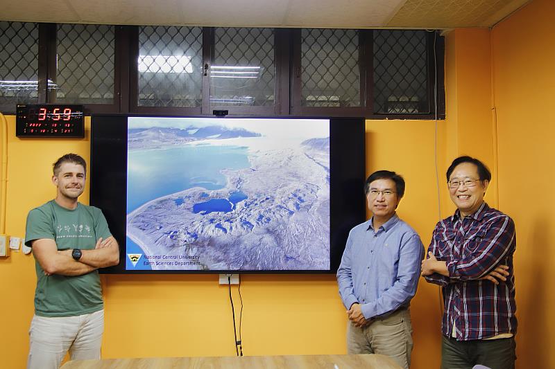 中央大學張文和助理教授(左)透過定翼空拍機取得的珍貴的北極冰川影像，右二為倪春發教授，右一為張午龍副教授。