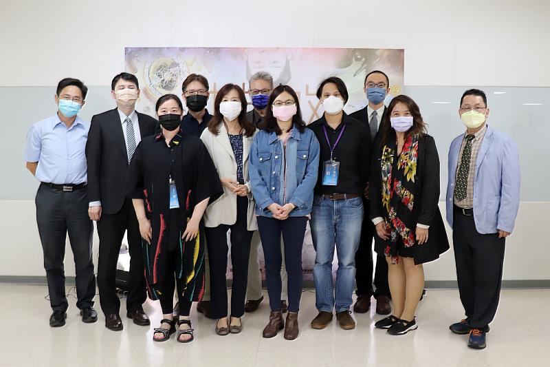 長庚大學師長、製作團隊及與會貴賓在首映會後合影。