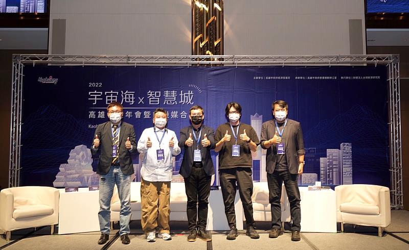 年會以「宇宙海．智慧城」為主題，邀請到樺致形象設計有限公司創意總監楊佳璋(右1)、叁式有限公司創意總監曾煒傑(右2)、數位時代創業小聚社群總監陳凱爾(左2)等及HTC亞太區產品暨行銷總監佘昭龍(左1)等專家與談。
