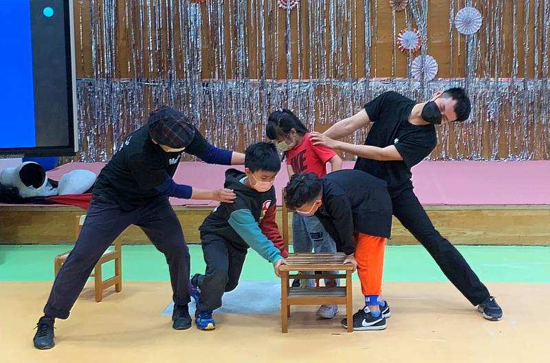 德拉楠小學學生們和老師們一起練習「搬重物」默劇動作