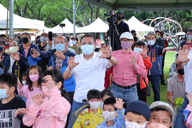 新北公園玩舞日-劇團帶著市長及大小朋友一起舞動公園