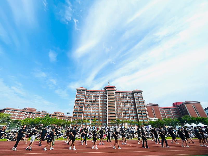 義守大學「原住民族學院」以勁歌熱舞炒熱現場氣氛，展現原民學子的青春熱血(照片來源：義守大學提供)。