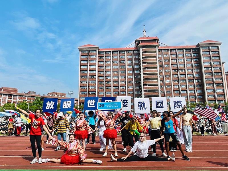 義守大學擁有來自40多個國家、近1500名境外生，豐沛的國際能量在校慶這天展露無遺(照片來源：義守大學提供)。