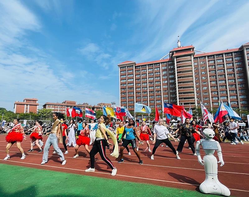 義守大學境外生穿上代表自己國家的傳統服裝舞力全開，現場氣氛high到最高點(照片來源：義守大學提供)。