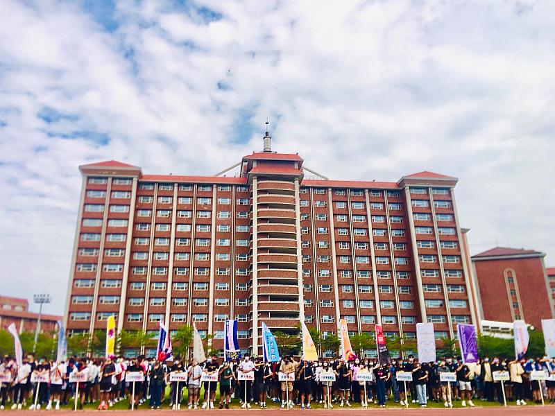 義守大學32週年校慶15日熱鬧登場，校內10學院學生與長官貴賓齊聚一堂，歡樂迎接校慶(照片來源：義守大學提供)。