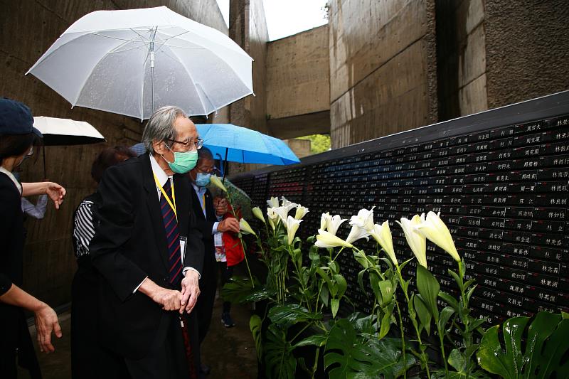 政治受難者前輩蔡焜霖獻上象徵人權與自由的鐵砲百合，追思緬懷威權統治時期的難友們。