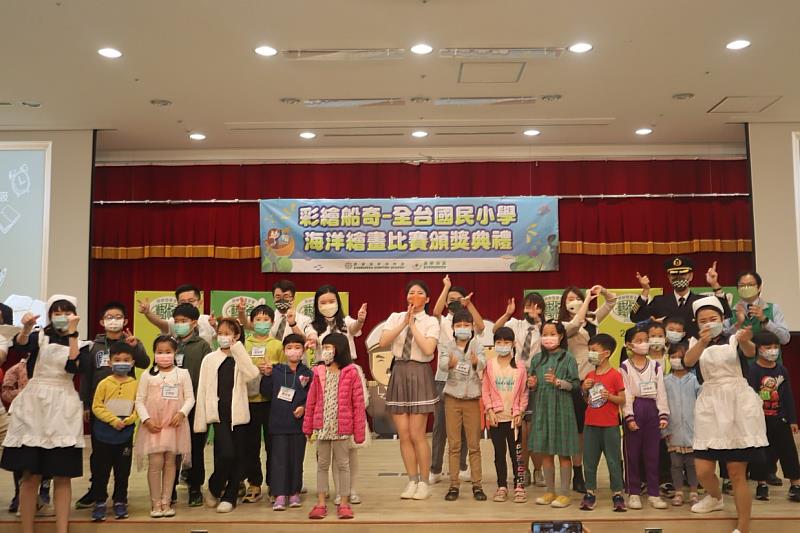 長榮海運團隊改編熱門歌曲帶動唱，邀請所有小朋友上台共舞。