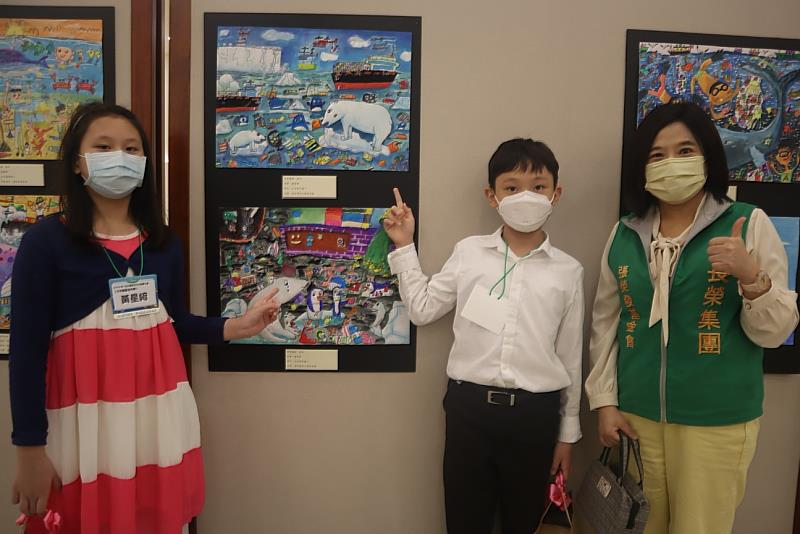 張榮發基金會執行長鍾德美與兩位得獎的姊弟檔合影。