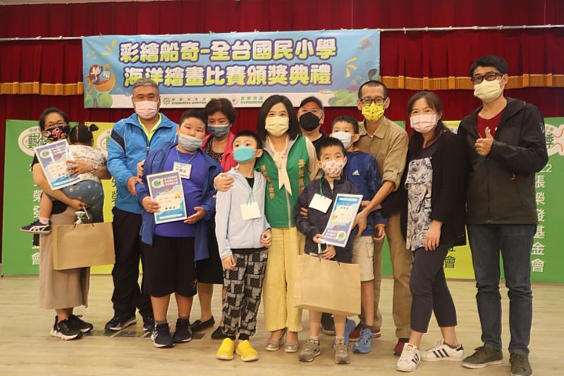 張榮發基金會執行長鍾德美出席頒發(右七)天使組獎項，鼓勵身心障礙小朋友。