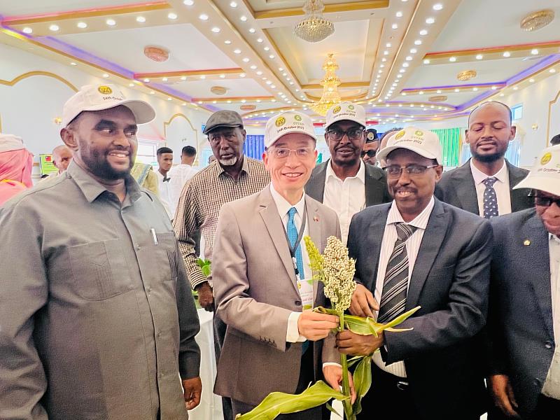 羅代表震華與索國農業部長及計畫部長合影