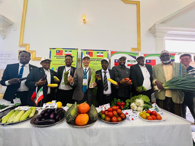 羅代表震華與駐索馬利蘭技術團薛團長烜坪偕農業部長、計畫部長等出席貴賓與台索農業合作成果合影