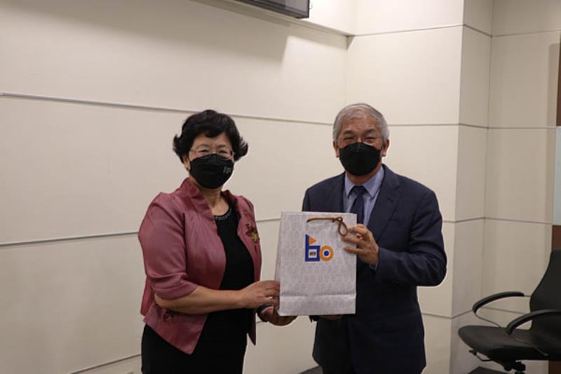 圖四：世新大學校長陳清河從教育電臺臺長黃月麗手中收下致贈紀念品，並合影留念