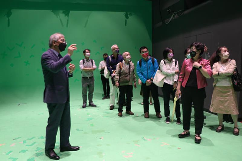 圖二：世新大學校長陳清河親自替教育電臺導覽，專業解說全媒體大樓的動捕設備