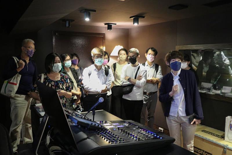 圖三：流行音樂中心主任戚務蒖與教育電臺團隊進行專業介紹