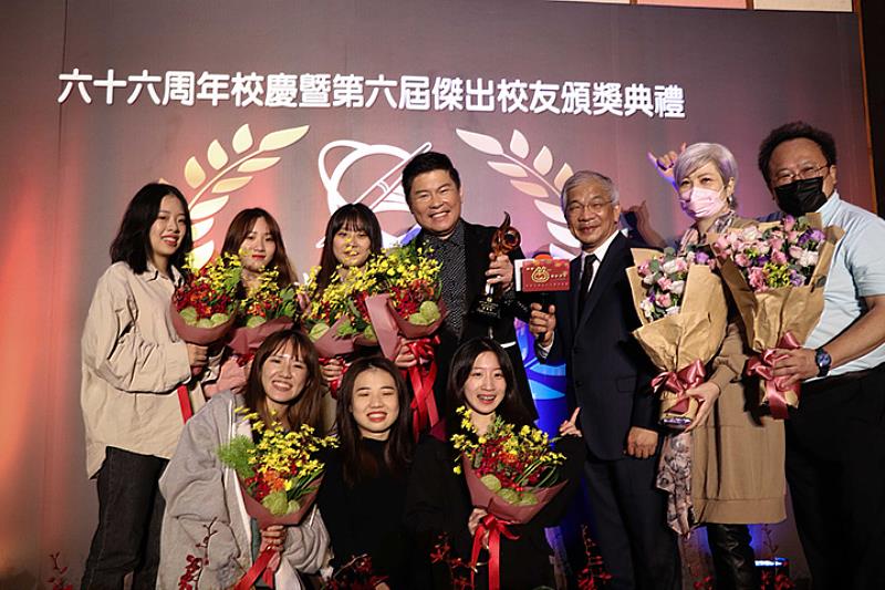 圖二：世新大學傑出校友曾國城主持、領獎貫穿全場，同班同學、師生、校友熱情獻花