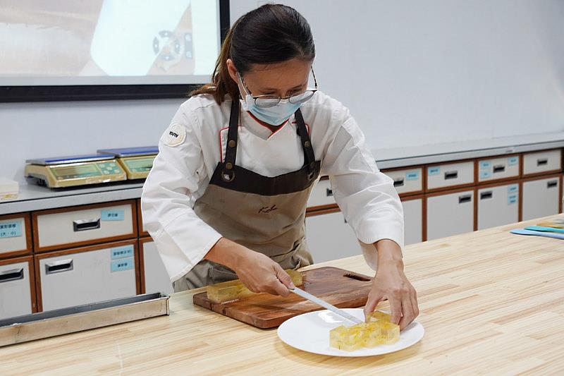 大葉大學藥保系邀請旬食創辦人蔡孟珊示範錦玉羹製作